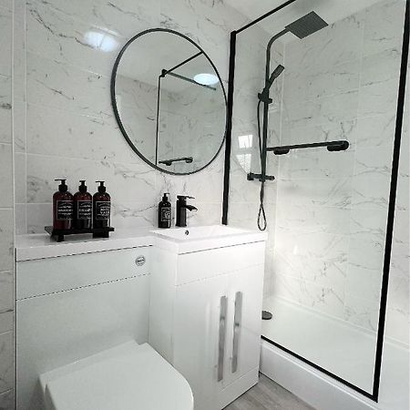 Stunning Apartment In Beckton With Private Entrance Лондон Экстерьер фото